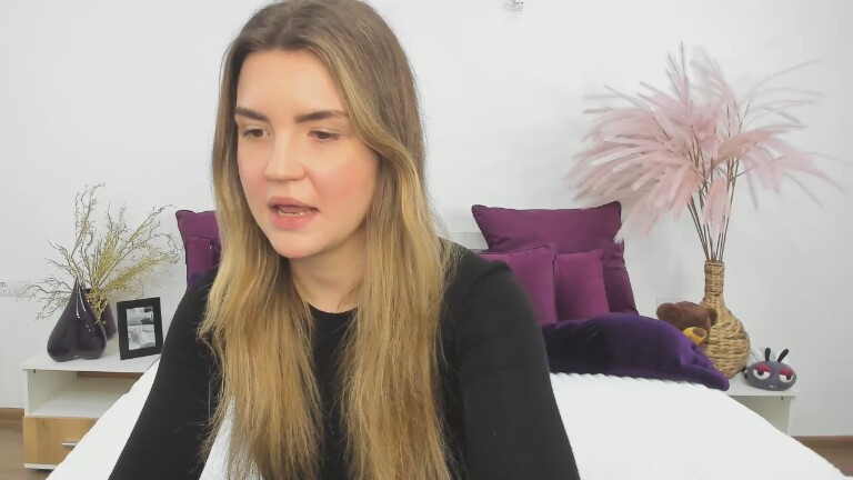 Reneswee's Streamate show and profile