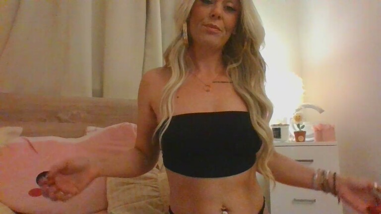 NaughtyLeahUK's Streamate show and profile