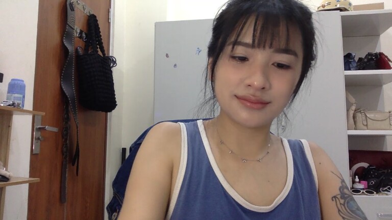 LyLy_94's Streamate show and profile