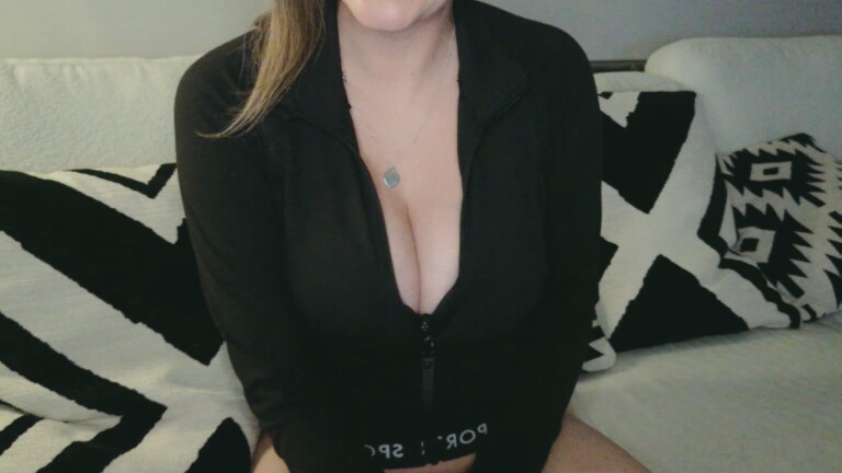 NaughtyMilfNextDoor's Streamate show and profile