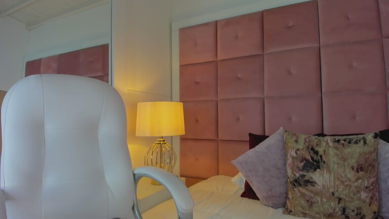 hollyBrisstol90's Streamate show and profile