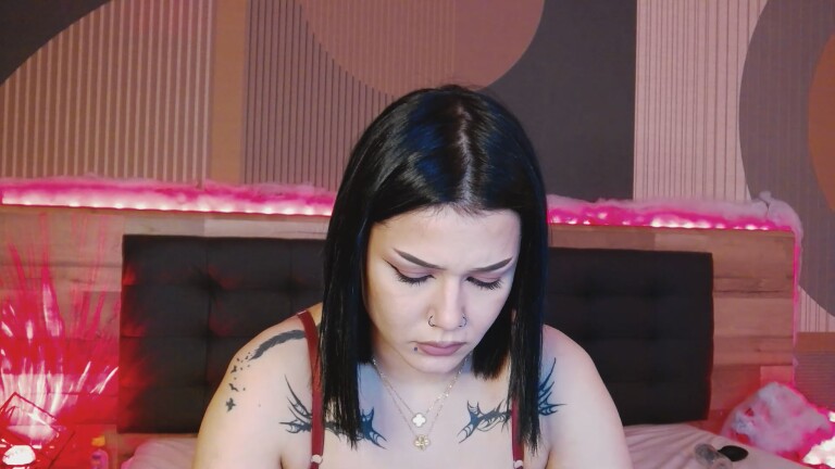 LORAAx's Streamate show and profile