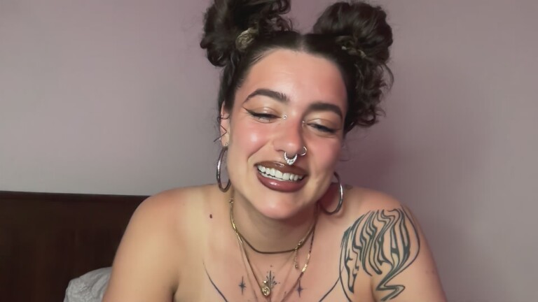 Velvette_Peach's Streamate show and profile