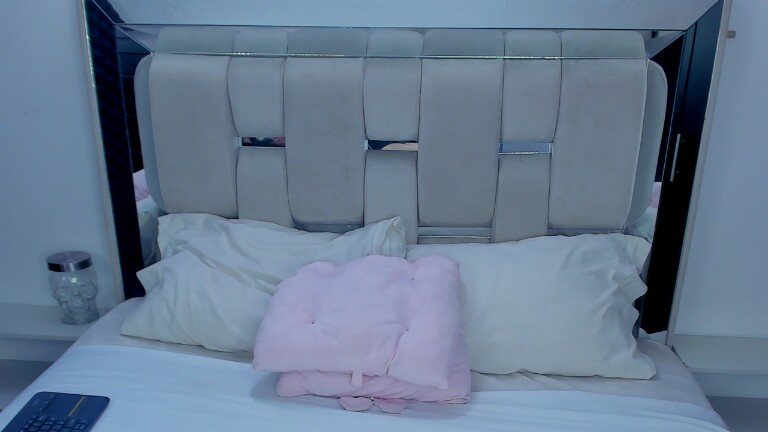 IsadiaRousso's Streamate show and profile